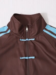SHEIN Genkimix Kids 女款新中式盤扣兩件式運動套裝，復古咖啡底色搭配淺藍對比數位編織帶，立領中式盤扣設計，寬鬆休閒上衣與寬腿褲，融合中式元素與休閒運動風，版型舒適修身，適合日常穿著與校園穿搭 - 棕色 - 查看 4