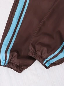 SHEIN Genkimix Kids 女款新中式盤扣兩件式運動套裝，復古咖啡底色搭配淺藍對比數位編織帶，立領中式盤扣設計，寬鬆休閒上衣與寬腿褲，融合中式元素與休閒運動風，版型舒適修身，適合日常穿著與校園穿搭 - 棕色 - 查看 5