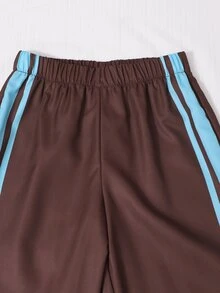 SHEIN Genkimix Kids 女款新中式盤扣兩件式運動套裝，復古咖啡底色搭配淺藍對比數位編織帶，立領中式盤扣設計，寬鬆休閒上衣與寬腿褲，融合中式元素與休閒運動風，版型舒適修身，適合日常穿著與校園穿搭 - 棕色 - 查看 6