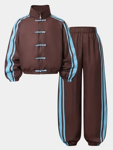 SHEIN Genkimix Kids 女款新中式盤扣兩件式運動套裝，復古咖啡底色搭配淺藍對比數位編織帶，立領中式盤扣設計，寬鬆休閒上衣與寬腿褲，融合中式元素與休閒運動風，版型舒適修身，適合日常穿著與校園穿搭 - 棕色 - 查看 3
