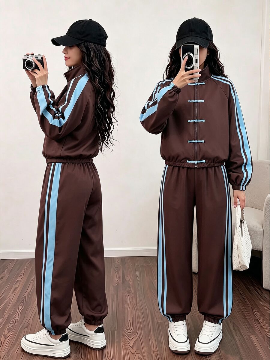 SHEIN Genkimix Kids 女款新中式盤扣兩件式運動套裝,復古咖啡底色搭配淺藍對比數位編織帶,立領中式盤扣設計,寬鬆休閒上衣與寬腿褲,融合中式元素與休閒運動風,版型舒適修身,適合日常穿著與校園穿搭 - 棕色 - 查看 1