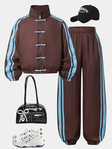 SHEIN Genkimix Kids 女款新中式盤扣兩件式運動套裝，復古咖啡底色搭配淺藍對比數位編織帶，立領中式盤扣設計，寬鬆休閒上衣與寬腿褲，融合中式元素與休閒運動風，版型舒適修身，適合日常穿著與校園穿搭 - 棕色 - 查看 8