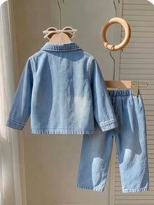SHEIN ملابس طفل صغير ولد من الدنيم: جاكيت مع تطريز دب كرتوني وبنطلون جينز مستقيم الساق. مناسب للربيع والخريف والشتاء - أزرق فاتح - مشاهدة 2