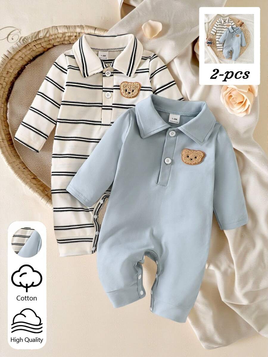 SHEIN 新生兒長袖 POLO 領針織布料經典米色配黑條紋與純霧藍色連身衣 2 件套，正面裝飾可愛熊貼布，精緻 POLO 領門襟配白色鈕扣半開設計，白色按扣褲襠方便穿脫，適合新生兒，可愛簡約休閒百搭秋冬套裝