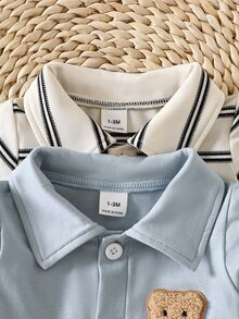 SHEIN 新生兒長袖 POLO 領針織布料經典米色配黑條紋與純霧藍色連身衣 2 件套，正面裝飾可愛熊貼布，精緻 POLO 領門襟配白色鈕扣半開設計，白色按扣褲襠方便穿脫，適合新生兒，可愛簡約休閒百搭秋冬套裝 - 彩色 - 查看 7