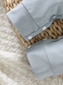 SHEIN 新生兒長袖 POLO 領針織布料經典米色配黑條紋與純霧藍色連身衣 2 件套，正面裝飾可愛熊貼布，精緻 POLO 領門襟配白色鈕扣半開設計，白色按扣褲襠方便穿脫，適合新生兒，可愛簡約休閒百搭秋冬套裝 - 彩色 - 查看 10