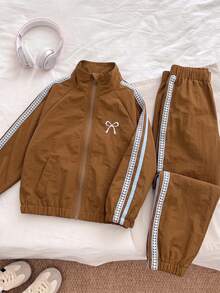 SHEIN Genkimix Kids 2件組女童秋季防風外套套裝，蝴蝶結刺繡織帶裝飾立領拉鍊夾克配長褲，適用萬聖節/派對/節日 - 棕色 - 查看 1