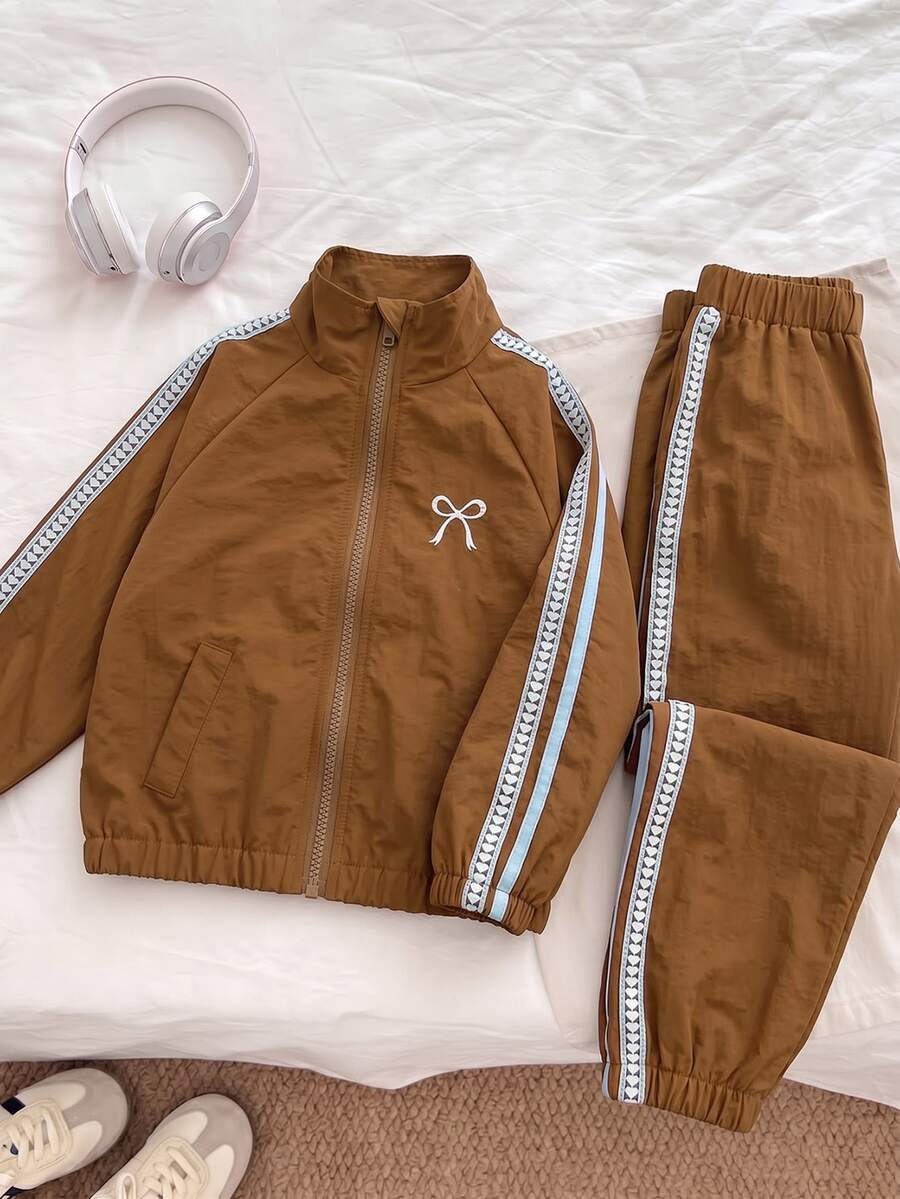 SHEIN Genkimix Kids 2件組女童秋季防風外套套裝,蝴蝶結刺繡織帶裝飾立領拉鍊夾克配長褲,適用萬聖節/派對/節日 - 棕色 - 查看 1