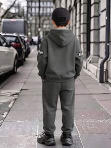 SHEIN 秋季大童男孩連帽衛衣套裝 塗鴉字母印花連帽慢跑褲 2件組 嘻哈街頭風 寬鬆運動套裝 校園穿搭 黑白配色 - 灰色 - 查看 2