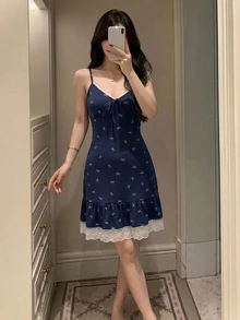 DAZY 蝴蝶結圖案蕾絲拼接修身無袖細肩帶短洋裝 夏季女款睡裙 - 藏蓝色 - 查看 5