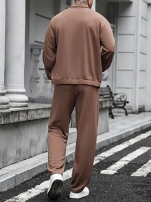 Manfinity Homme 男士拉鍊長袖夾克與口袋長褲套裝 - 棕色 - 查看 2