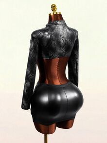Mistrie Jaket Pendek Wanita Seksi dengan Motif Buaya Timbul dan Kancing Bentuk Katak - Hitam - View 3