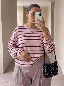 SHEIN CURVE+ 大尺碼女款 2026 春夏圓領露肩長袖條紋寬鬆休閒對比色條紋長袖 T 恤，適合外出、返校、街頭風與 Y2K 風格 - 粉色 - 查看 1