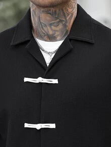 Manfinity CasualCool 男士時尚休閒青蛙鈕扣短袖襯衫，度假百搭 - 黑色 - 查看 6