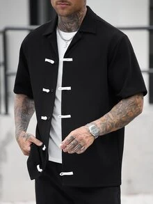 Manfinity CasualCool 男士時尚休閒青蛙鈕扣短袖襯衫，度假百搭 - 黑色 - 查看 3