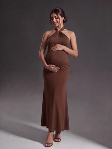 Cheriluna Maternity 孕妇纯色鱼尾下摆修身优雅挂脖连衣裙孕妇装 - 棕色 - 查看 1