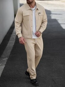 Manfinity CasualCool 男士四季高品質熱銷斜紋舒適素色布料，經典長袖雙口袋夾克 + 抽繩鬆緊腰長褲，休閒度假、極簡辦公、好友約會、聚會、宴會，適合正式或非正式場合，極簡熱銷百搭風格，適合自穿或送禮給朋友 - 卡其色 - 查看 3