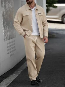 Manfinity CasualCool 男士四季高品質熱銷斜紋舒適素色布料，經典長袖雙口袋夾克 + 抽繩鬆緊腰長褲，休閒度假、極簡辦公、好友約會、聚會、宴會，適合正式或非正式場合，極簡熱銷百搭風格，適合自穿或送禮給朋友 - 卡其色 - 查看 4