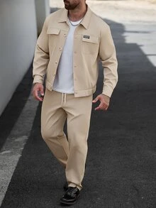 Manfinity CasualCool 男士四季高品質熱銷斜紋舒適素色布料，經典長袖雙口袋夾克 + 抽繩鬆緊腰長褲，休閒度假、極簡辦公、好友約會、聚會、宴會，適合正式或非正式場合，極簡熱銷百搭風格，適合自穿或送禮給朋友 - 卡其色 - 查看 9