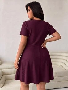Solflare Plus Size Women Solid Color Overlap V-Neck Short Sleeve Casual Dress - Burgundy - View 2