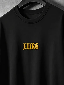 Manfinity EMRG 男士純黑色短袖T恤，哥德風EMRG字母刺繡印花短袖，Y2K街頭風復古上衣 - 黑色 - 查看 8