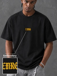 Manfinity EMRG 男士純黑色短袖T恤，哥德風EMRG字母刺繡印花短袖，Y2K街頭風復古上衣 - 黑色 - 查看 2