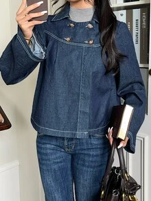 Rivivi Jaket Denim Washed dengan Kerah Peter dan Dekorasi Kancing Ganda untuk Wanita - Dark Wash - View 8