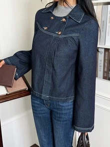 Rivivi Jaket Denim Washed dengan Kerah Peter dan Dekorasi Kancing Ganda untuk Wanita - Dark Wash - View 3