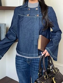 Rivivi Jaket Denim Washed dengan Kerah Peter dan Dekorasi Kancing Ganda untuk Wanita - Dark Wash - View 7