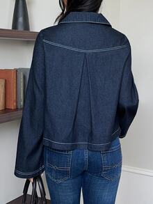 Rivivi Jaket Denim Washed dengan Kerah Peter dan Dekorasi Kancing Ganda untuk Wanita - Dark Wash - View 2