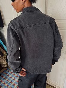 Manfinity Roghcode 休闲街头风水洗黑色修身牛仔夹克，饰有哥特式文字刺绣，秋冬款 - 黑色 - 查看 2