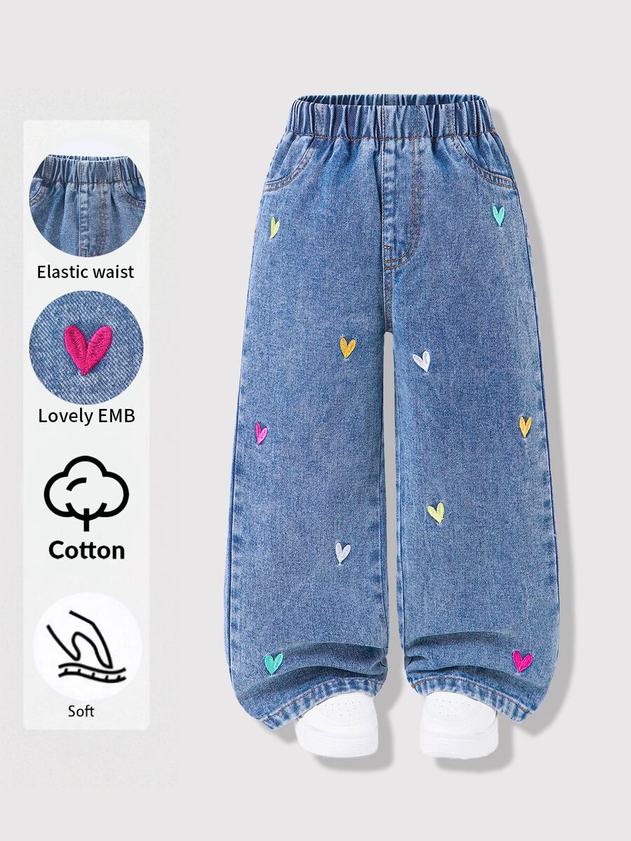 SHEIN Genkimix Kids 女童寬鬆直筒牛仔褲，彈性腰頭舒適穿著，深藍色水洗牛仔布搭配彩色愛心刺繡，可搭配T恤或襯衫，適合休閒、校園或戶外場景