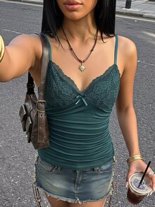 Sweetina Atasan Cami Y2k dengan Pita Depan Renda Kontras - Dark Green - View 1