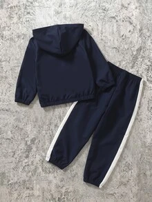 小男孩字母印花拉鍊連帽外套與側條紋鬆緊袖口長褲 2件式休閒運動套裝，柔軟舒適面料，時尚版型 - 藏蓝色 - 查看 2