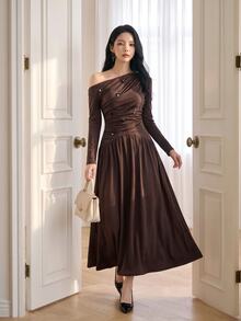 Feyla Gaun Berkerut dengan Detail Kancing di Leher Asimetris - Coklat - View 7