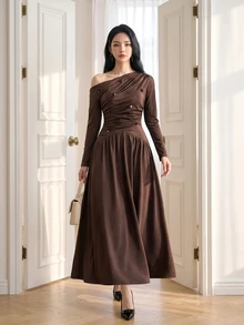 Feyla Gaun Berkerut dengan Detail Kancing di Leher Asimetris - Coklat - View 6