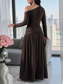 Feyla Gaun Berkerut dengan Detail Kancing di Leher Asimetris - Coklat - View 2