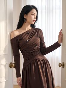 Feyla Gaun Berkerut dengan Detail Kancing di Leher Asimetris - Coklat - View 5