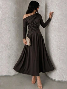 Feyla Gaun Berkerut dengan Detail Kancing di Leher Asimetris - Coklat - View 3