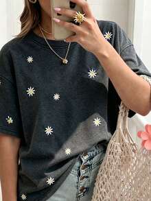 EMERY ROSE [Printed Design] Plus Size Vintage Curve Cute Washed Black Tee With Cute Daisy Print, Relaxed Fit Short Sleeve Tee For Women Vacation Summer - Multicolor - View 4
