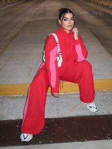 Dayanna Comas 超大翻领尼龙运动外套，撞色拼接，全拉链设计，仅限春季穿着。书店出品，超大款，适合机场、运动、节日、街头风格、冬季、返校季、休闲日常穿着，情人节适用。 - 酒紅色 - 查看 5