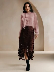 Anewsta Essential 女士高领长袖系带袖口优雅时尚通勤衬衫，配蝴蝶结 - 藕粉色 - 查看 3