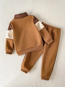 SHEIN Playful Pals 2件組幼兒男童運動衫＋慢跑褲，學院風咖啡色拼色字母長袖小立領休閒運動套裝，羅紋設計，適合戶外秋季假期冬季穿著 - 棕色 - 查看 2