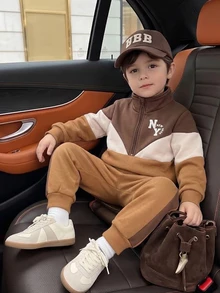 SHEIN Playful Pals 2件組幼兒男童運動衫＋慢跑褲，學院風咖啡色拼色字母長袖小立領休閒運動套裝，羅紋設計，適合戶外秋季假期冬季穿著 - 棕色 - 查看 3