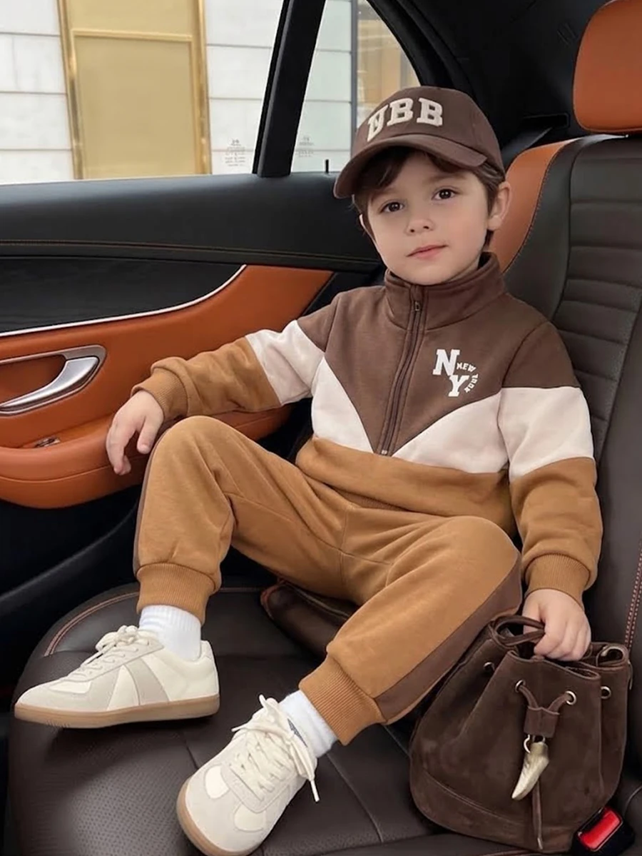 SHEIN Playful Pals 2pcs Toddler Boy Sweatshirt + Joggers Preppy Coffee Tan Color Block Letter Long Sleeve Mock Neck Regular Outdoor Fall Holiday Winter Ribbed Tracksuit - Brown - View 1