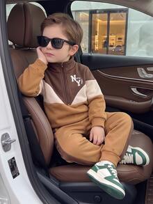SHEIN Playful Pals 2件組幼兒男童運動衫＋慢跑褲，學院風咖啡色拼色字母長袖小立領休閒運動套裝，羅紋設計，適合戶外秋季假期冬季穿著 - 棕色 - 查看 4