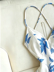 Franclia Vestido Feminino Vintage Francês de Verão Novo com Estampa Floral Verde, Alças Finas, Decote em V, Cintura Marcada, Linha A, Curto, Estilo Férias, Minimalista, Sexy, Estilo Fada - Azul e Branco - Visão 4