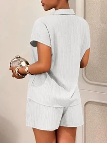 Slaydiva Bộ đồ hai mảnh nữ mùa Xuân/Hè 2026 phong cách thường ngày, nghỉ dưỡng, boho, dáng rộng, màu xanh lá cây, chất liệu vải dệt, cổ áo sơ mi, tay ngắn, cài cúc phía trước, kết hợp với quần short cạp cao. Thích hợp cho mặc hàng ngày, mua sắm, du lịch, nghỉ mát, đi biển, phong cách miền Tây, du mục, boho, trang phục sân bay, lễ hội, hòa nhạc. - trắng - Xem 4
