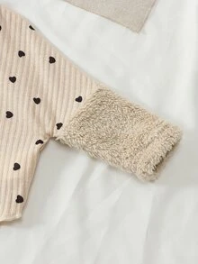 SHEIN 女嬰 2 件組 春/秋季長袖針織套裝，愛心印花不對稱下擺小高領上衣 + 喇叭褲組合，柔軟休閒嬰兒服裝套裝，適合日常、戶外與節日穿著 - 杏色 - 查看 5