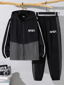 SHEIN 2件組兒童青少年男孩休閒運動圖案拼色連帽外套與黑色長褲套裝，適合秋冬、學校、家庭聚會、開學季、運動、秋季穿搭、冬季穿搭、生日派對 - 彩色 - 查看 3